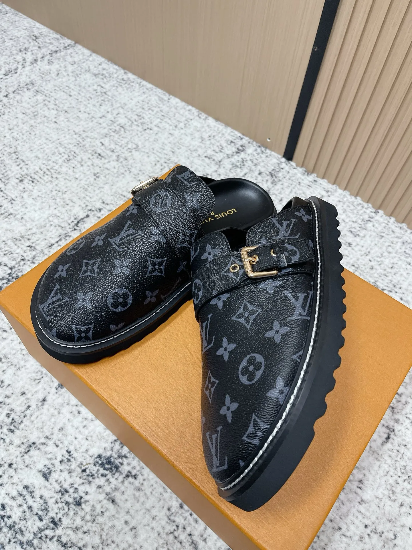 [L Family] P: 460💰 Size: 35-46 (female 40.41, male 45 46 custom-made) Top version Louis vuitton Lv new couple Birkenstock slippers. Cute and cute, not too good on the feet. Simple and high-end slingback design. Ready to wear and go. Good news for lazy people. Imported cowhide leather upper/imported old calico. Original hardware buckle, original molded high-density foam outsole.